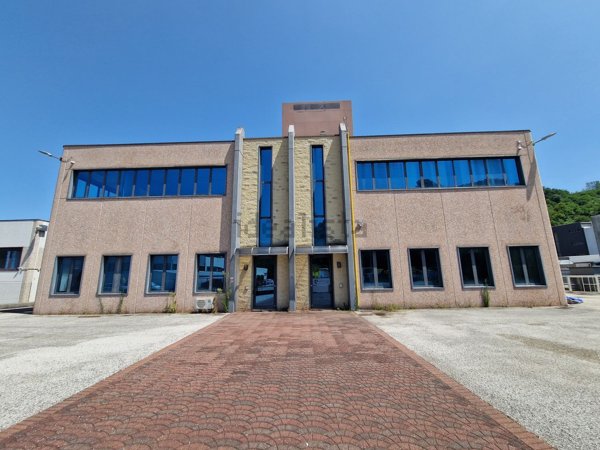 locale commerciale in affitto a Vicenza in zona Villaggio del Sole