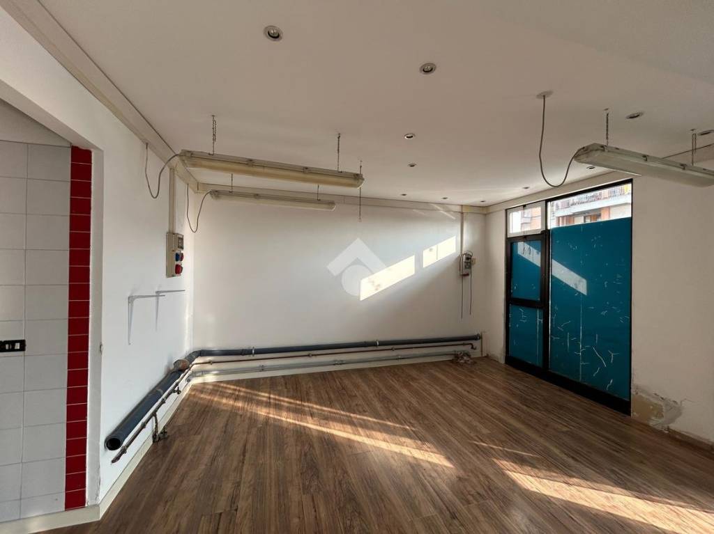 negozio in affitto a Caerano di San Marco