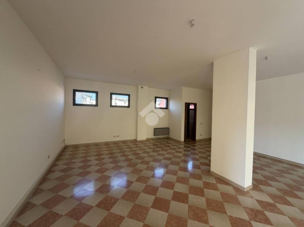 negozio in affitto a Caerano di San Marco