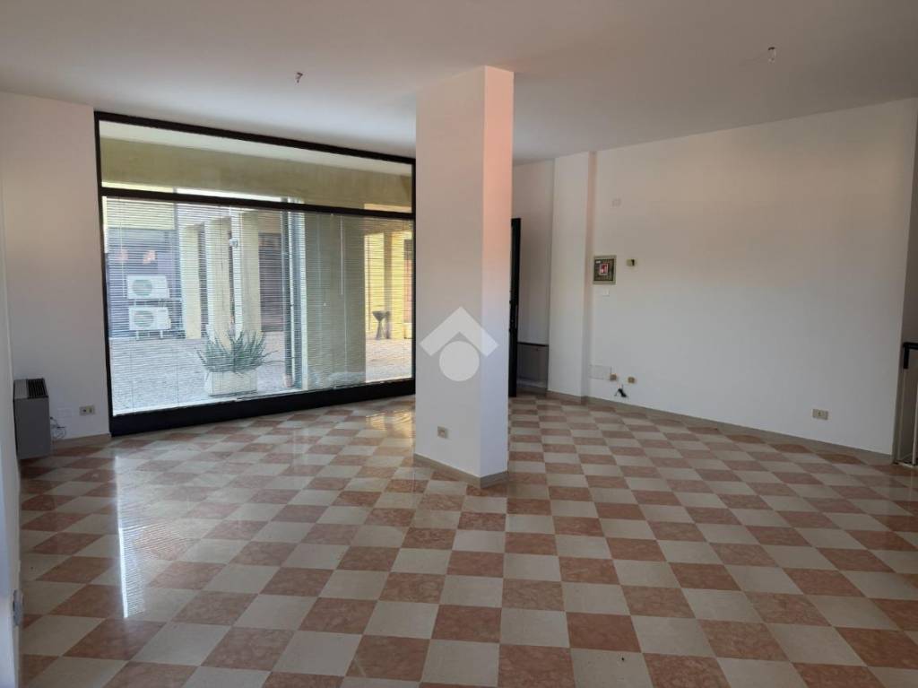 negozio in affitto a Caerano di San Marco