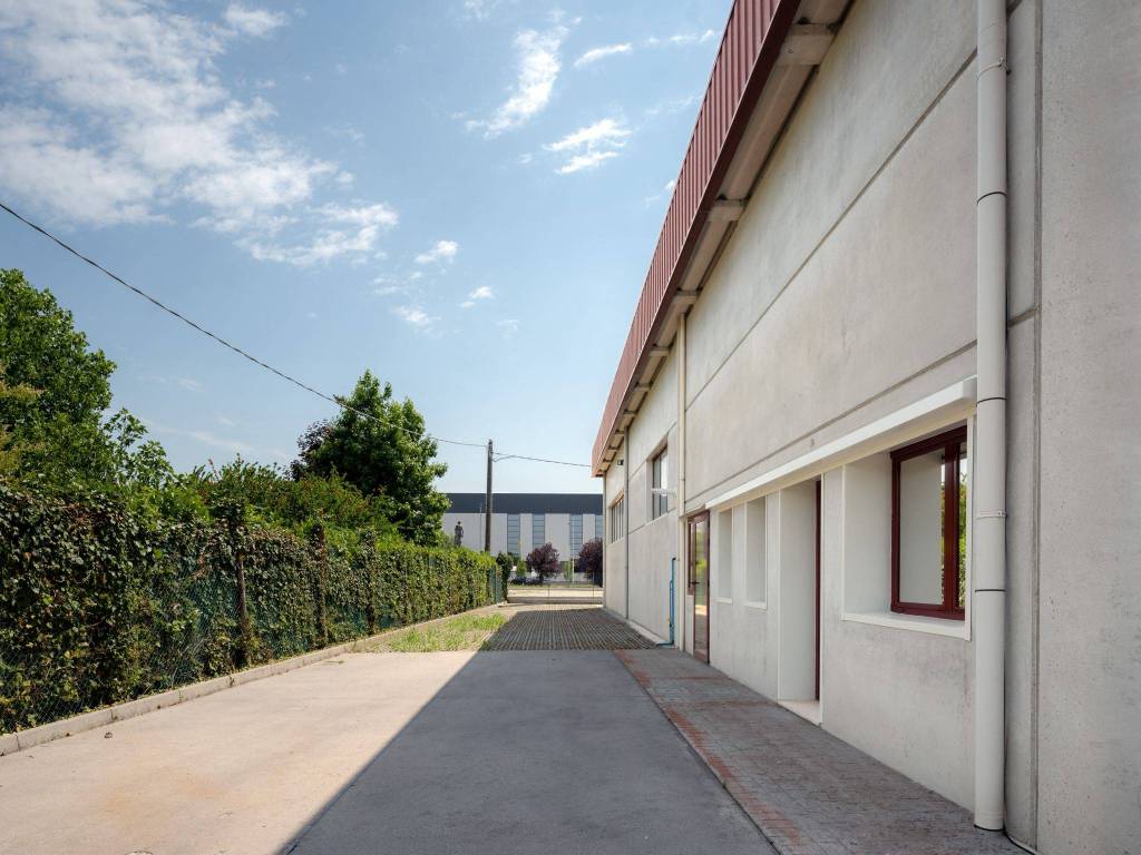 negozio in affitto a Casier in zona La Sicilia