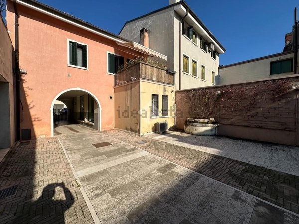 locale commerciale in affitto a Castelfranco Veneto