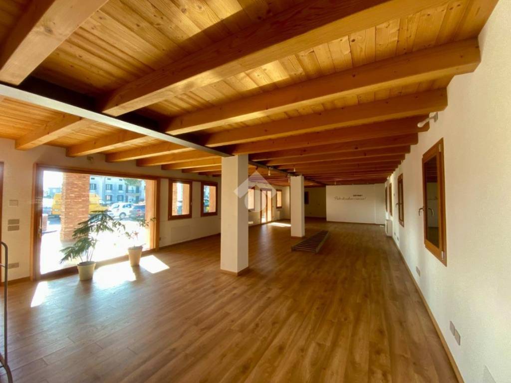 negozio in affitto a Castelfranco Veneto in zona Campigo