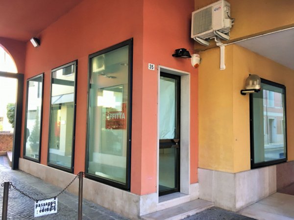 locale commerciale in affitto a Castelfranco Veneto in zona Salvarosa