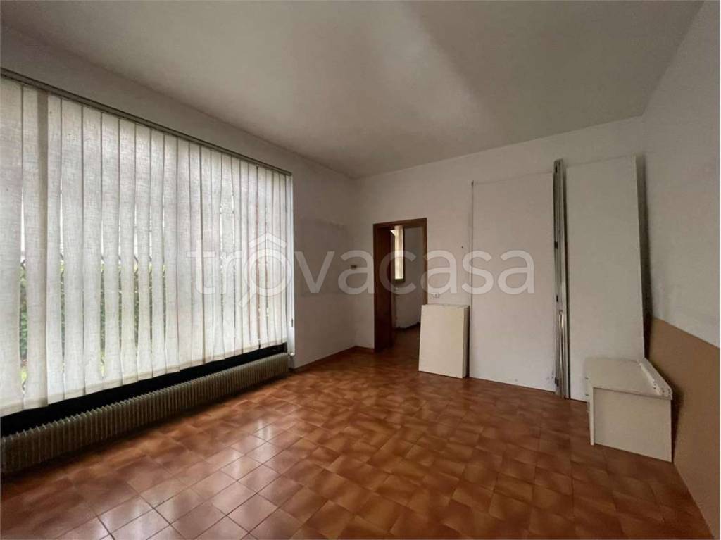 negozio in affitto a Conegliano in zona Parè