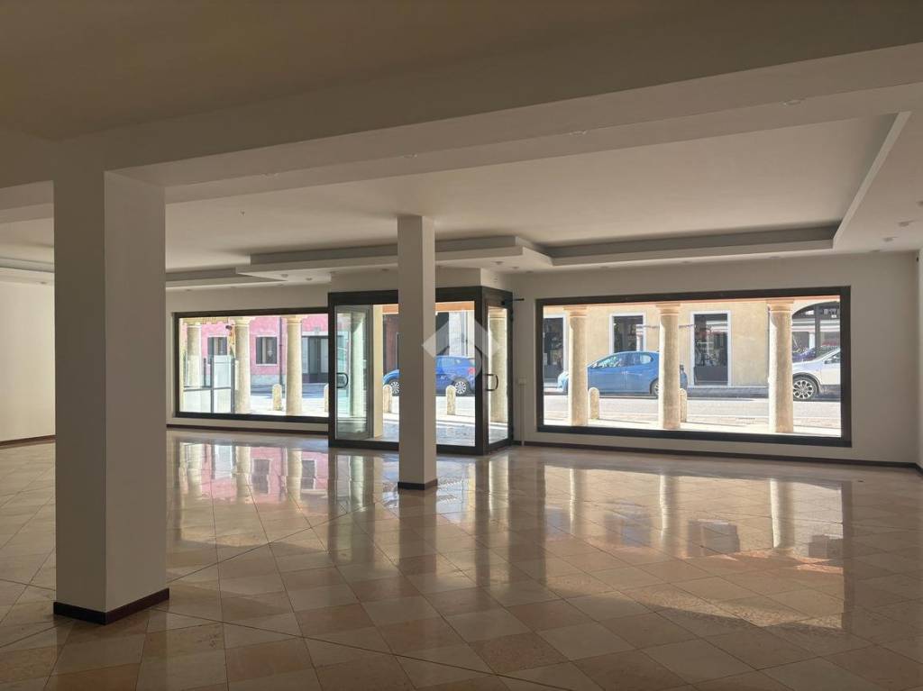 negozio in affitto a Cornuda