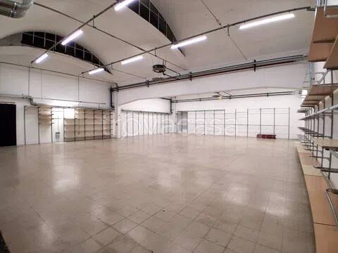 locale commerciale in affitto a Fonte