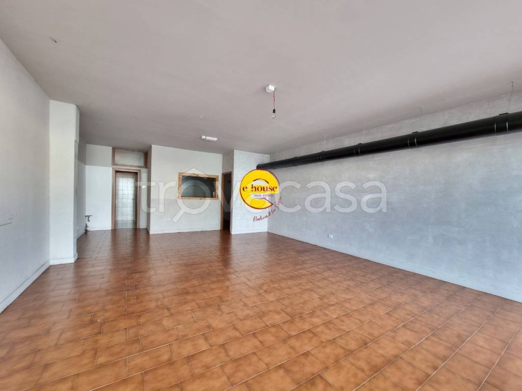 negozio in affitto a Loria