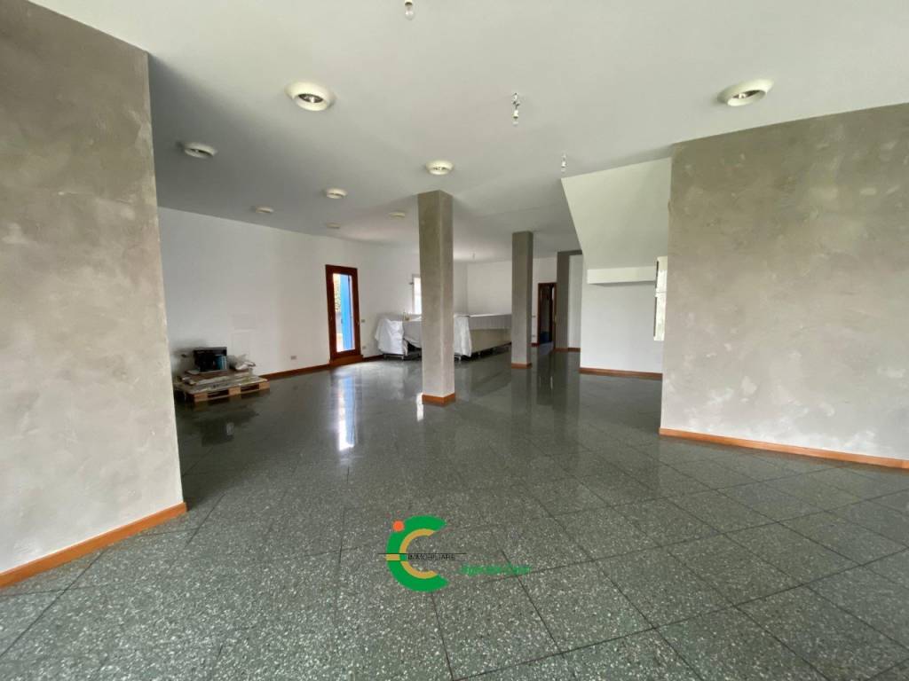 negozio in affitto a Loria in zona Castione