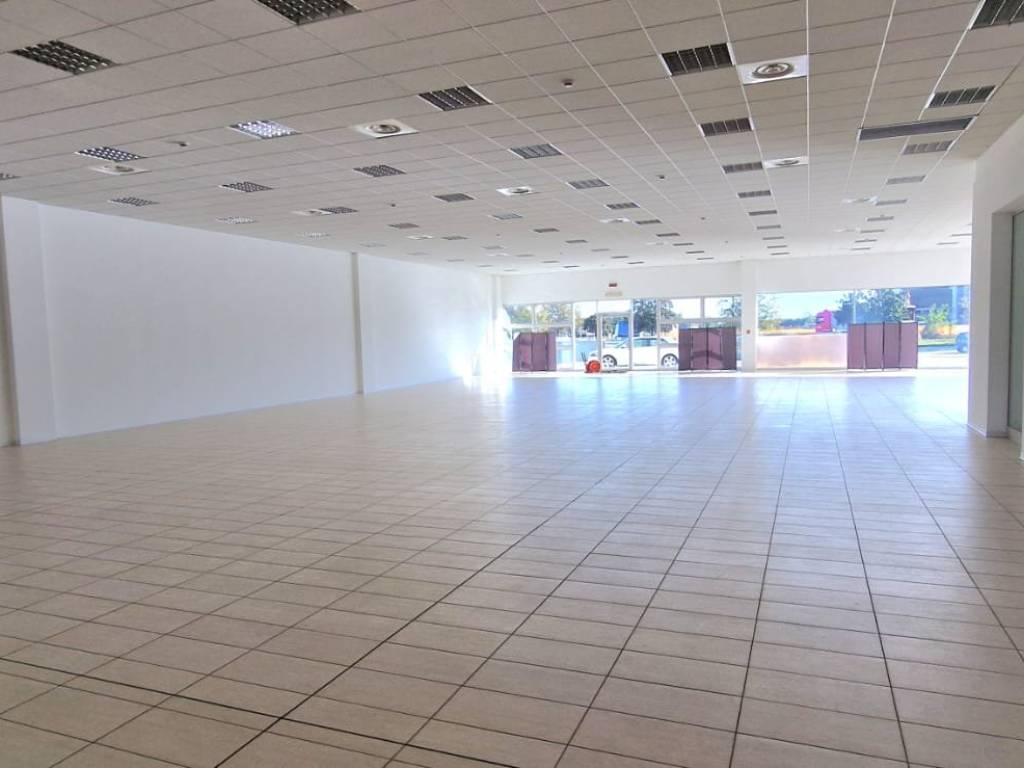 negozio in affitto a Loria