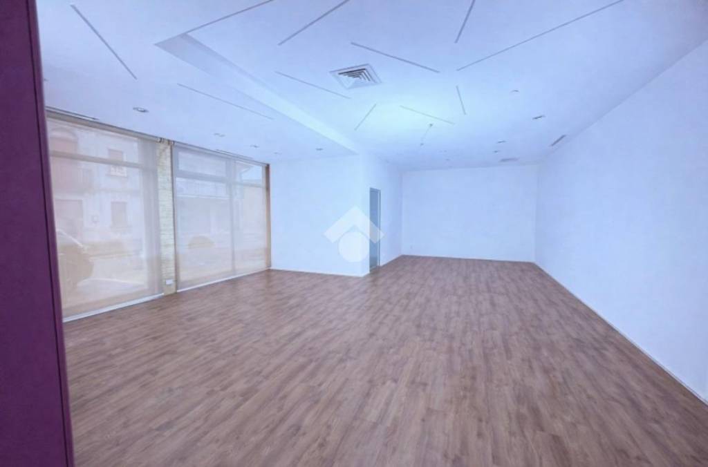 negozio in affitto a Loria