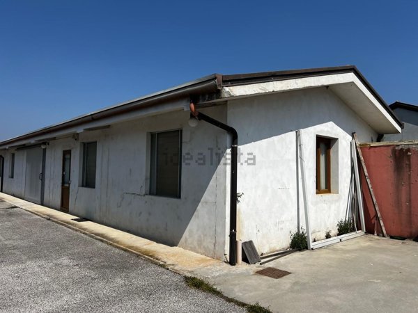 locale di sgombero in affitto a Loria in zona Castione