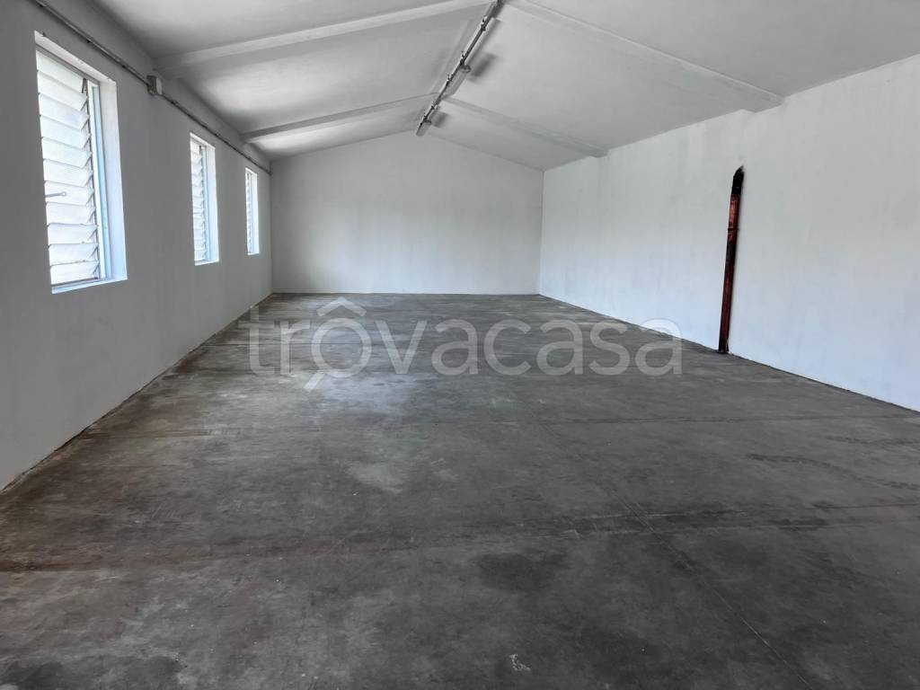 locale commerciale in affitto a Loria in zona Castione