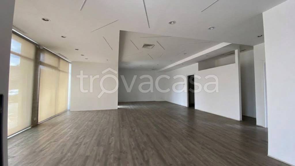 locale commerciale in affitto a Loria in zona Bessica