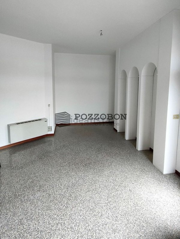 locale commerciale in affitto a Montebelluna
