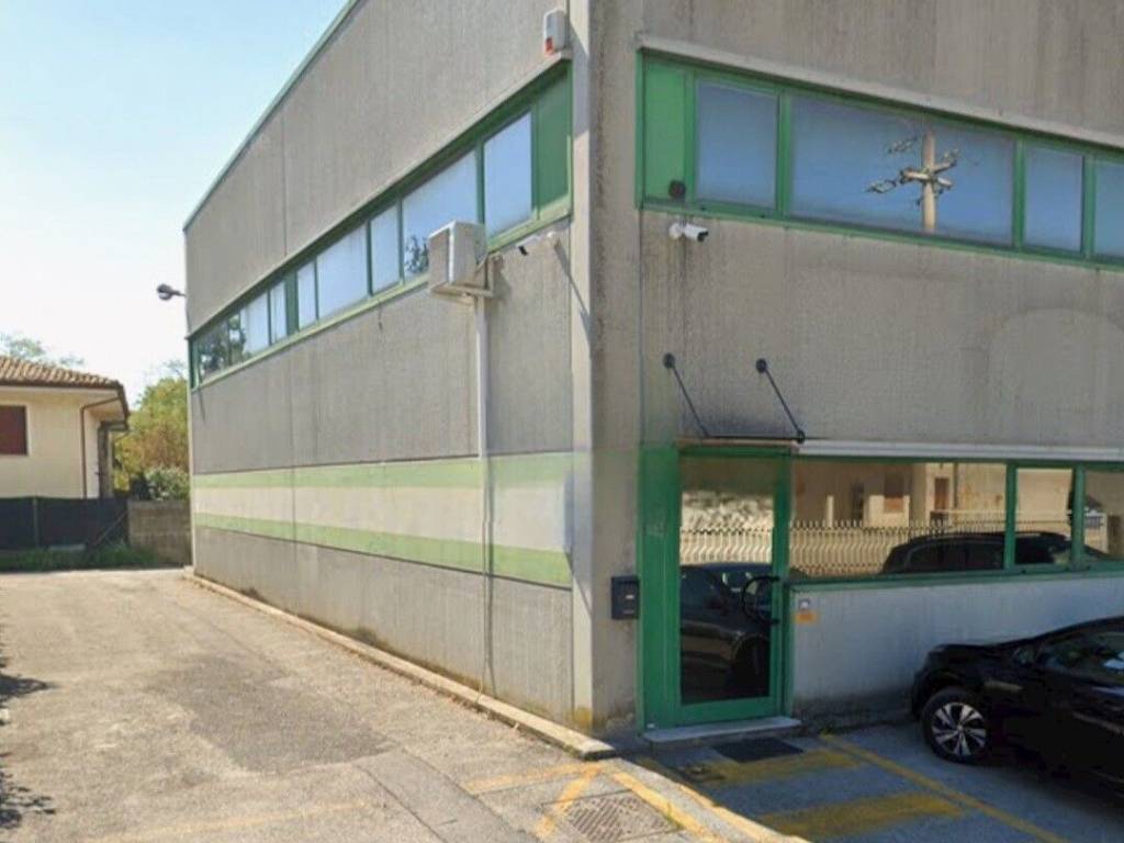 locale commerciale in affitto a Montebelluna