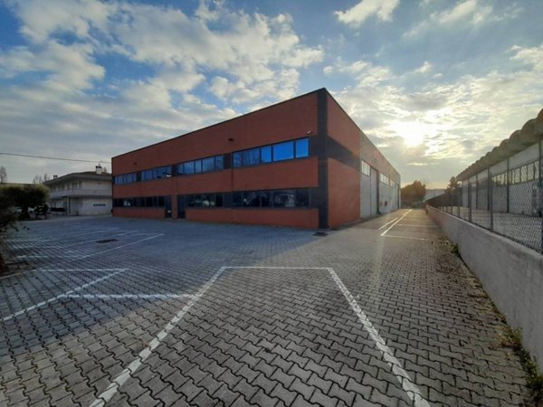 locale commerciale in affitto a Montebelluna in zona Contea