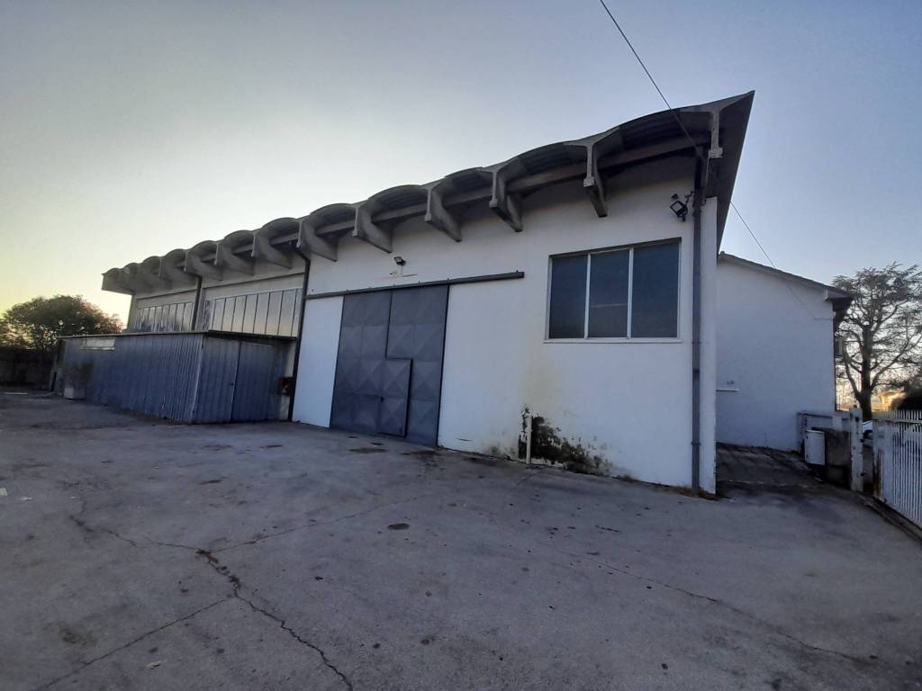 locale commerciale in affitto a Montebelluna in zona Sant'Andrea