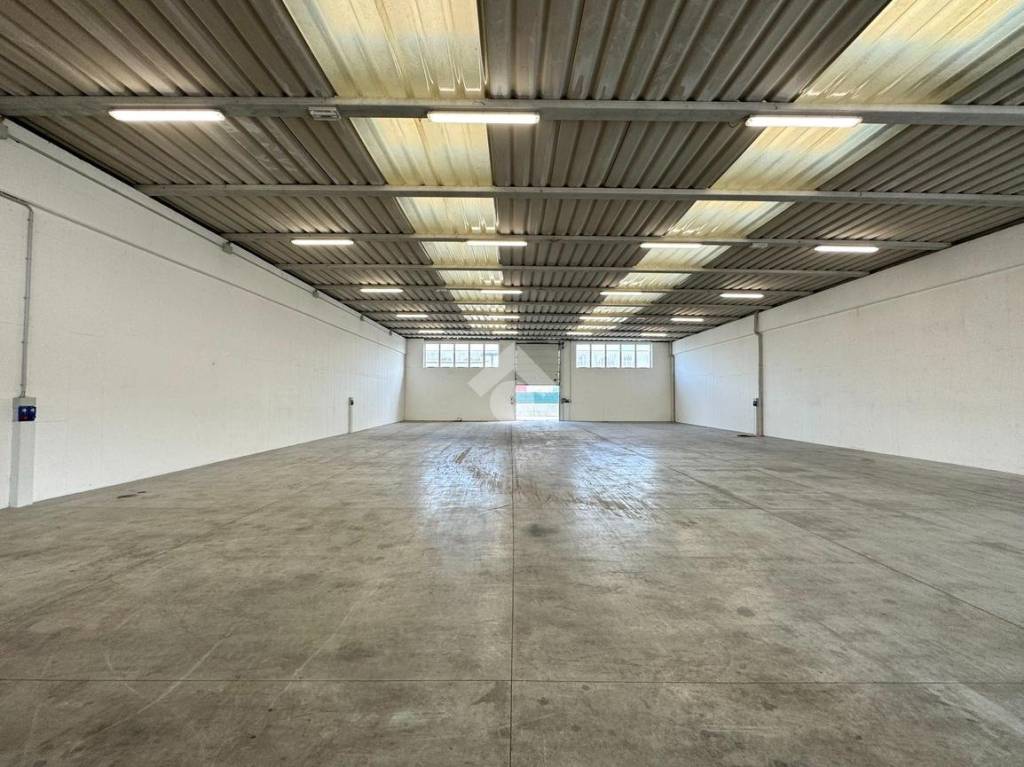 locale commerciale in affitto a Paese in zona Padernello