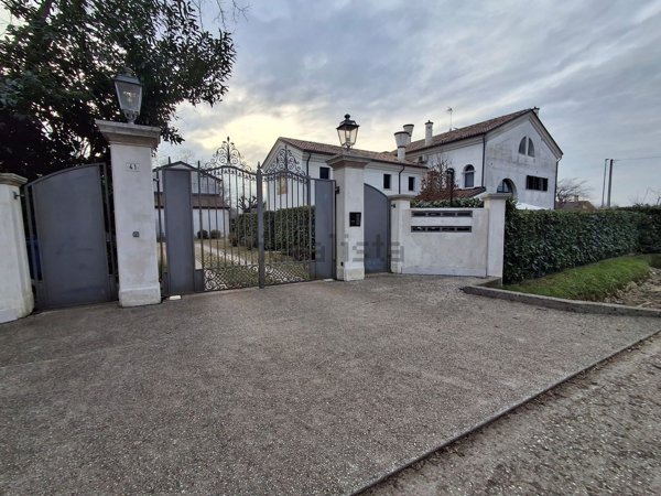 appartamento in affitto a Paese in zona Castagnole
