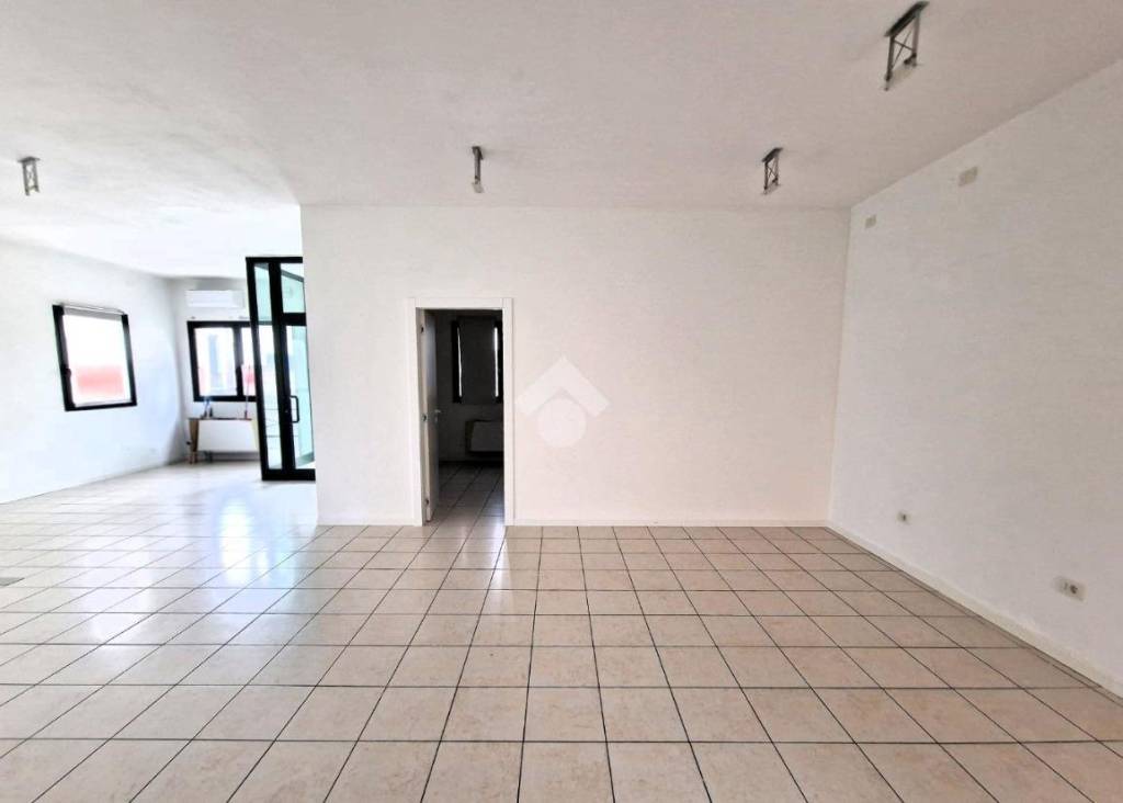 negozio in affitto a Povegliano in zona Camalò