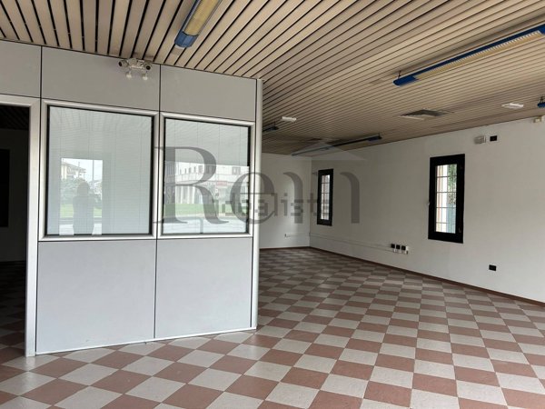 locale commerciale in affitto a Povegliano