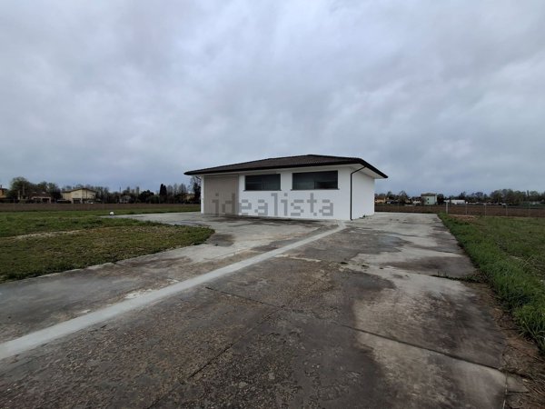 locale di sgombero in affitto a Resana