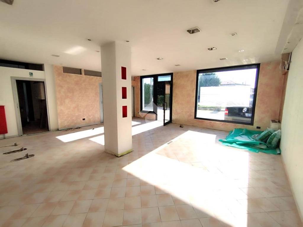 negozio in affitto a Spresiano in zona Visnadello