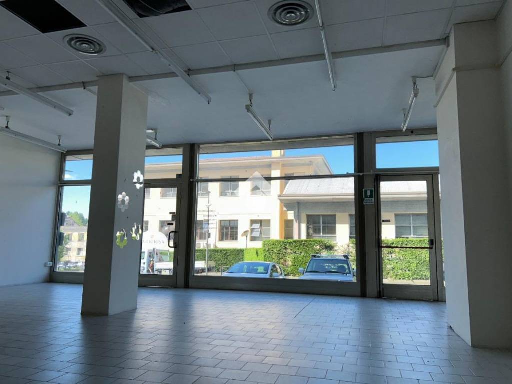 negozio in affitto a Valdobbiadene in zona Bigolino