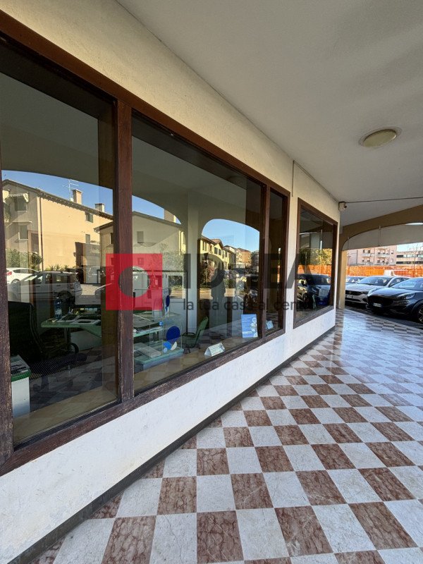 negozio in affitto a Villorba in zona Carità