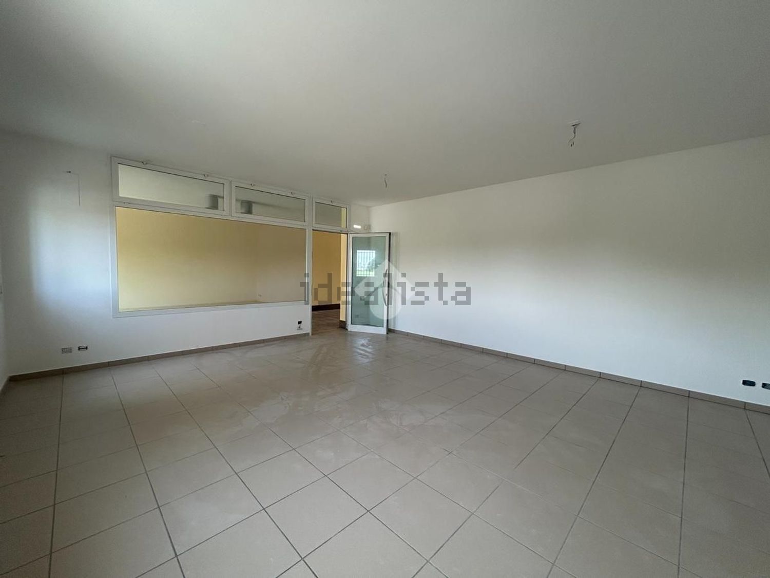 negozio in affitto a Volpago del Montello in zona Venegazzù