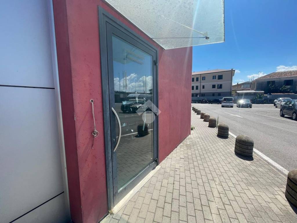 negozio in affitto a Campagna Lupia
