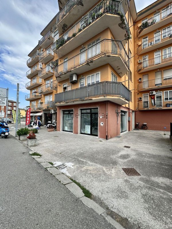 negozio in affitto a Chioggia in zona Sottomarina