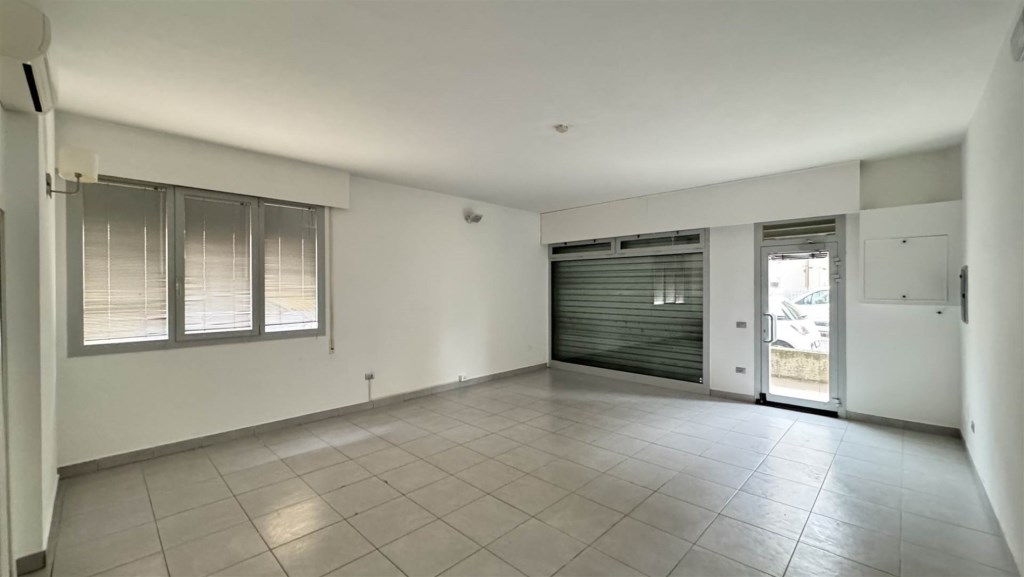 negozio in affitto a Chioggia in zona Sottomarina