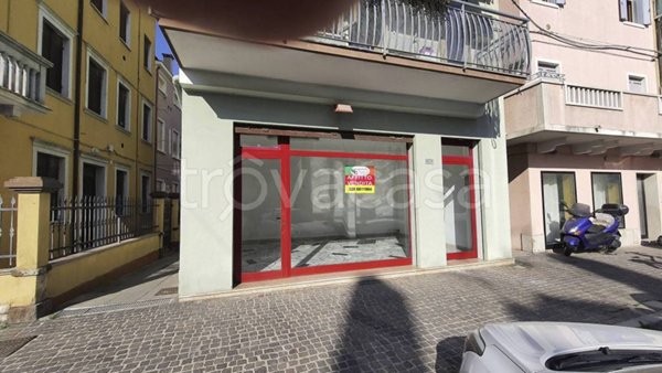 negozio in affitto a Chioggia in zona Sottomarina