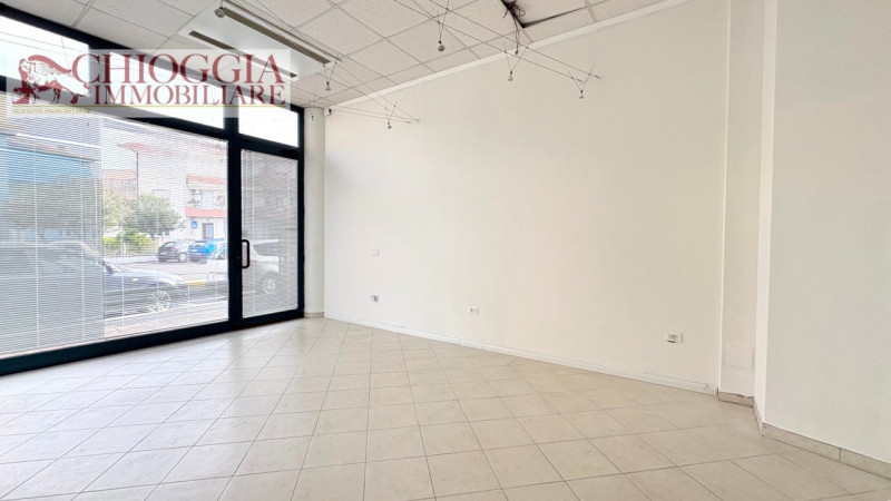 negozio in affitto a Chioggia in zona Sottomarina