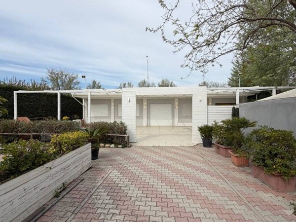 negozio in affitto a Chioggia in zona Sottomarina