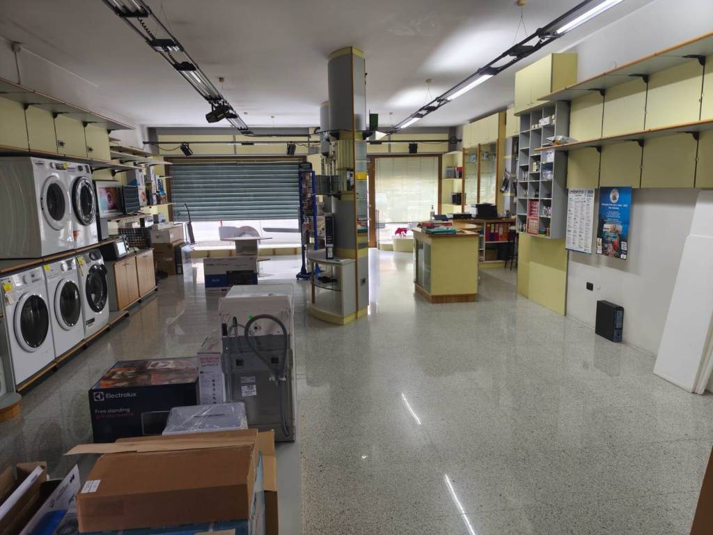 negozio in affitto a Chioggia in zona Sottomarina