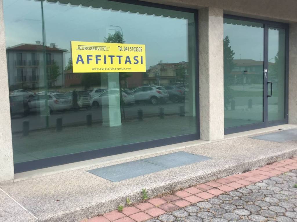 negozio in affitto a Pianiga in zona Cazzago