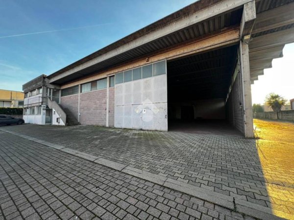 locale commerciale in affitto a Salzano