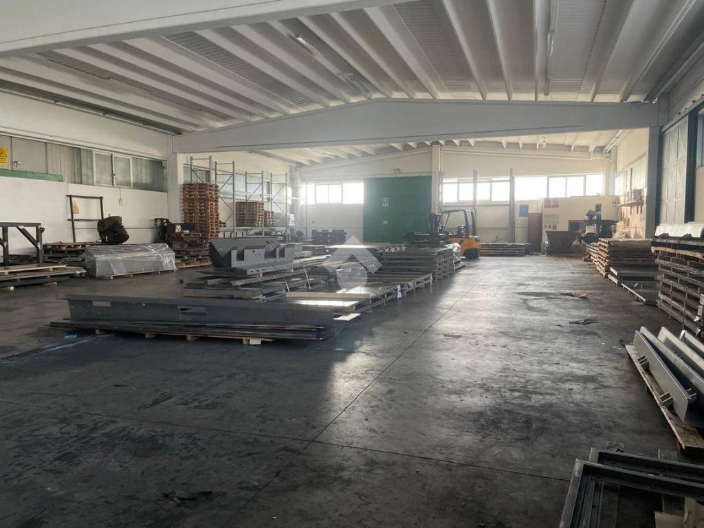 locale commerciale in affitto a Santa Maria di Sala