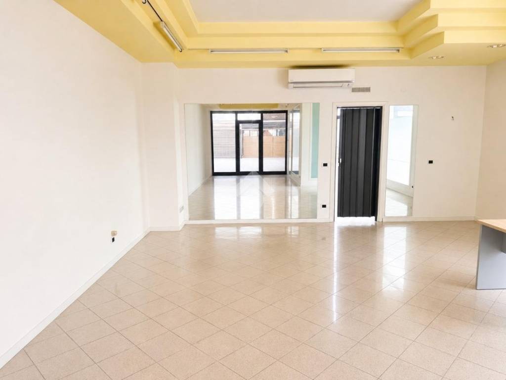 negozio in affitto a Venezia in zona Zelarino
