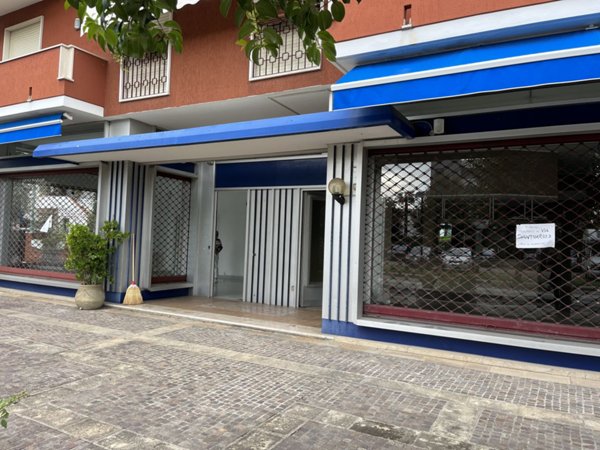 negozio in affitto ad Abano Terme in zona Monteortone