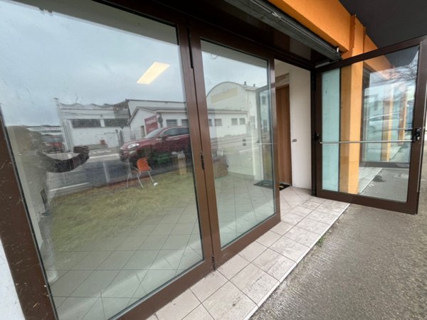 negozio in affitto ad Albignasego in zona Mandriola