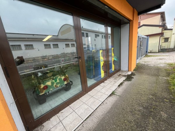 negozio in affitto ad Albignasego in zona Mandriola