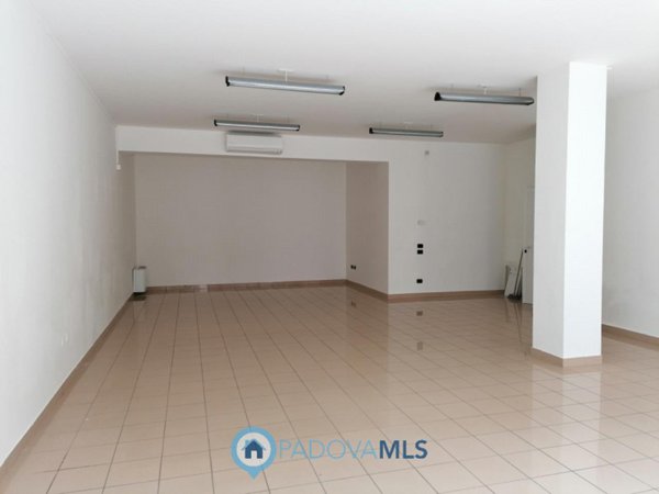 negozio in affitto a Cadoneghe in zona Mejaniga