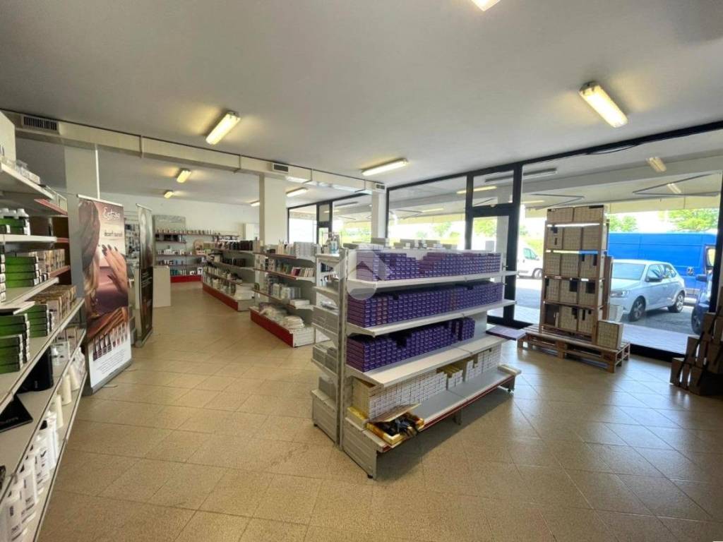 negozio in affitto a Cadoneghe in zona Mejaniga