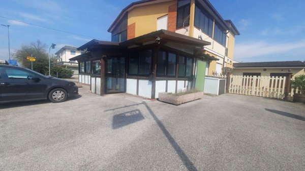 negozio in affitto a Campodarsego in zona Fiumicello