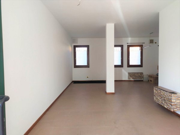 negozio in affitto a Cervarese Santa Croce in zona Fossona