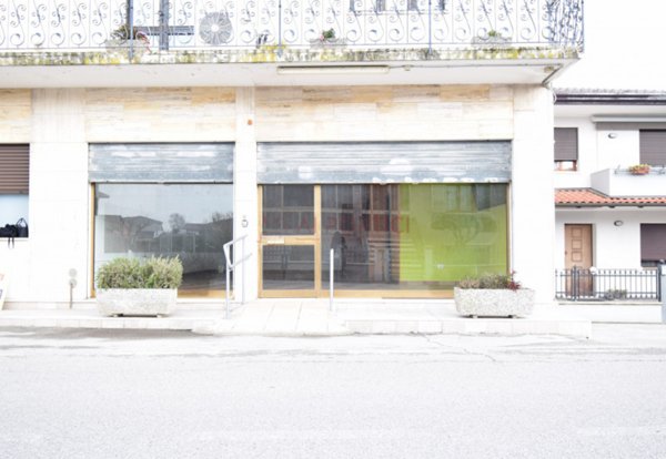 negozio in affitto a Correzzola in zona Cive'